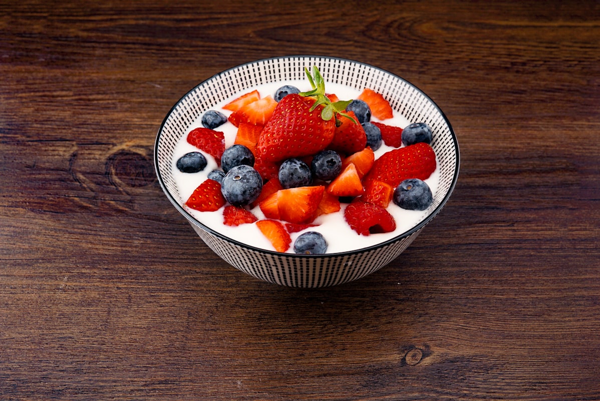 Nutricionista preparando plan de desayunos balanceados