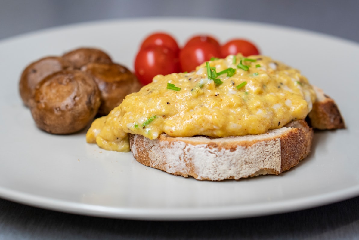 Variedad de desayunos saludables en diferentes cuencos y platos